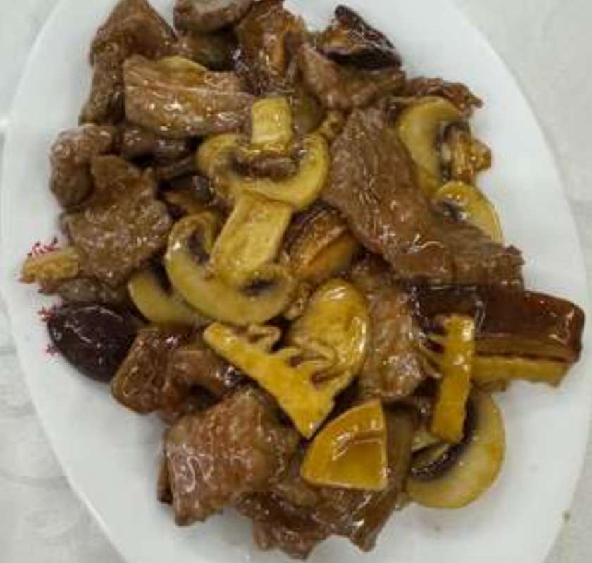 Vaca com Cogumelos Chineses e Bambu