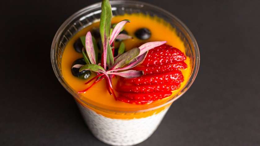 Čia pudiņs ar mango mērci