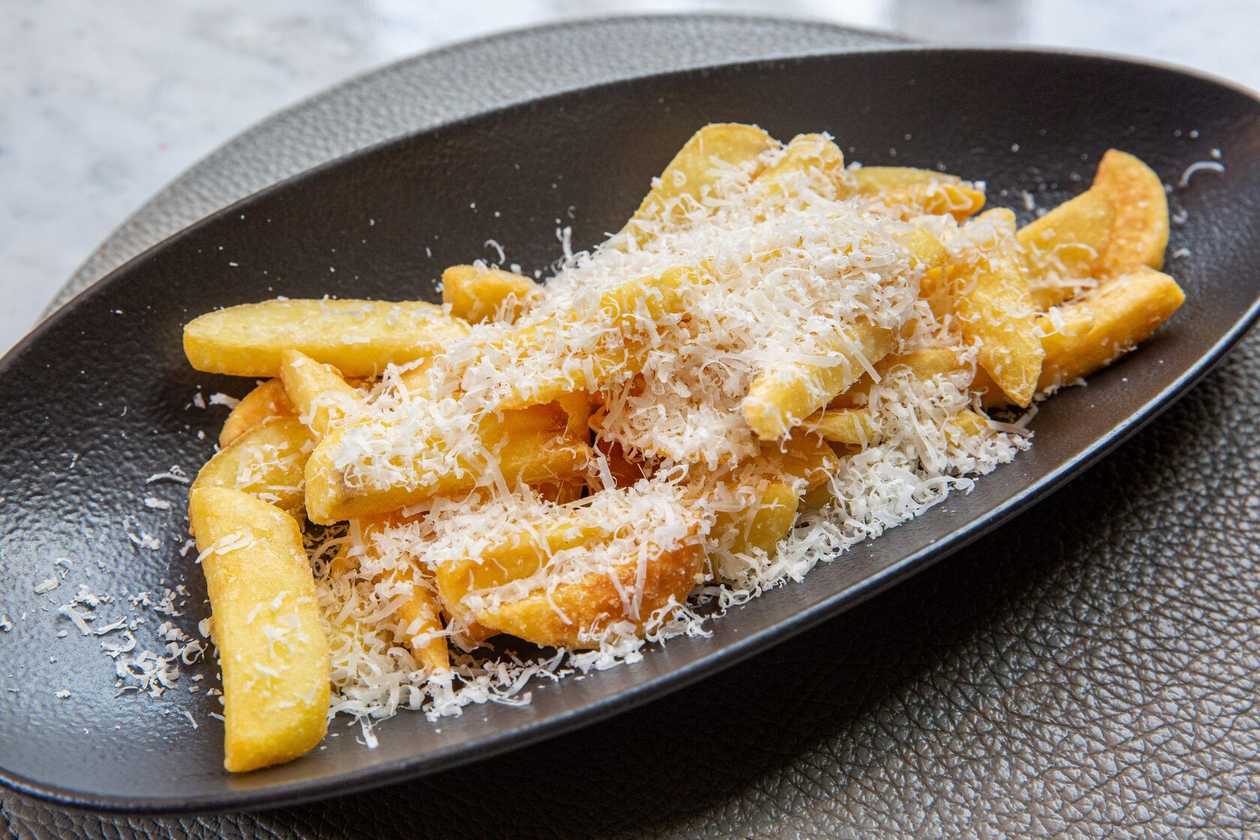 Cartofi prajiti cu usturoi si parmezan