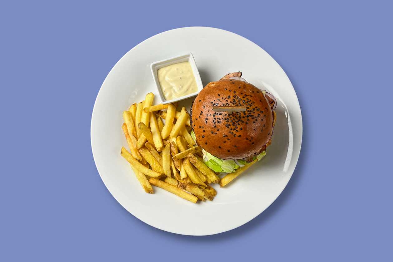 Burger z hovězího chuck rollu s farmářskými hranolkami a česnekovou majonézou