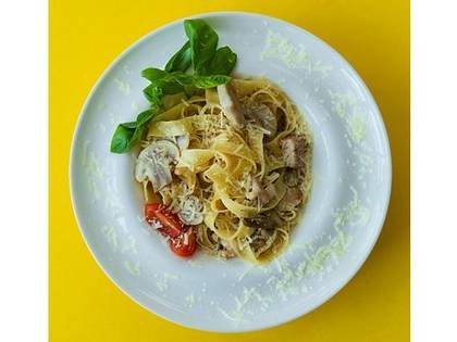 Паста з куркою та грибами
