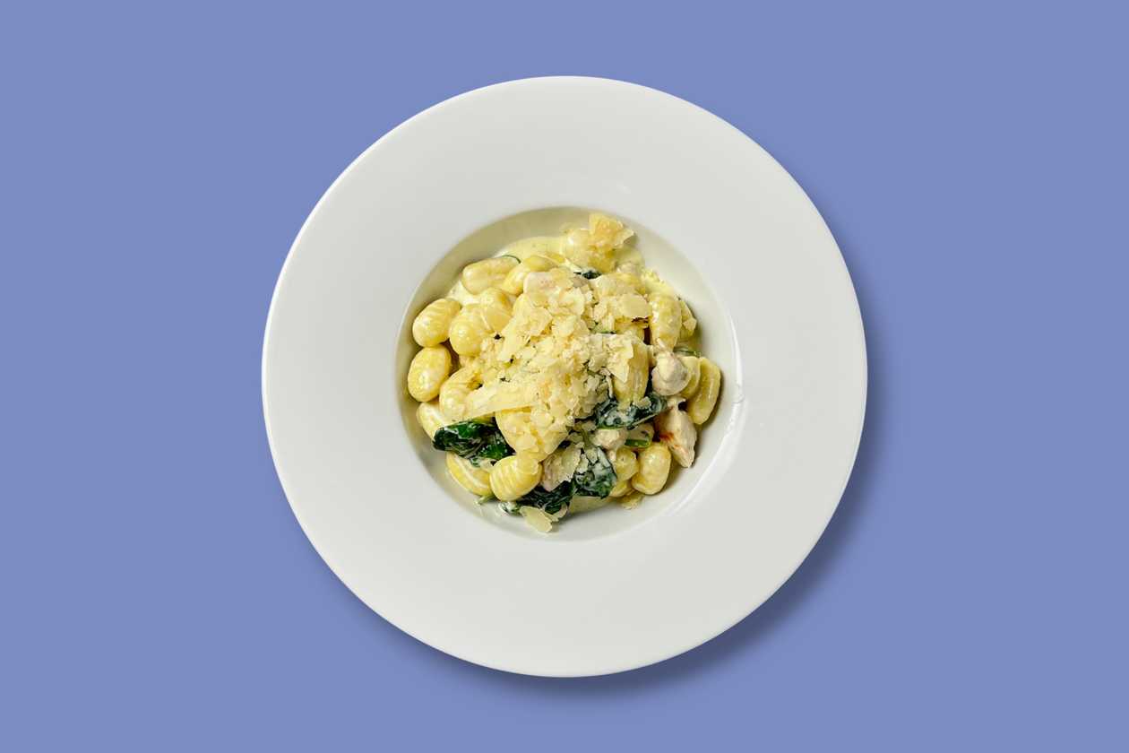 Gnocchi s kuřecím masem ve smetanové omáčce s listovým špenátem a česnekem, parmazán