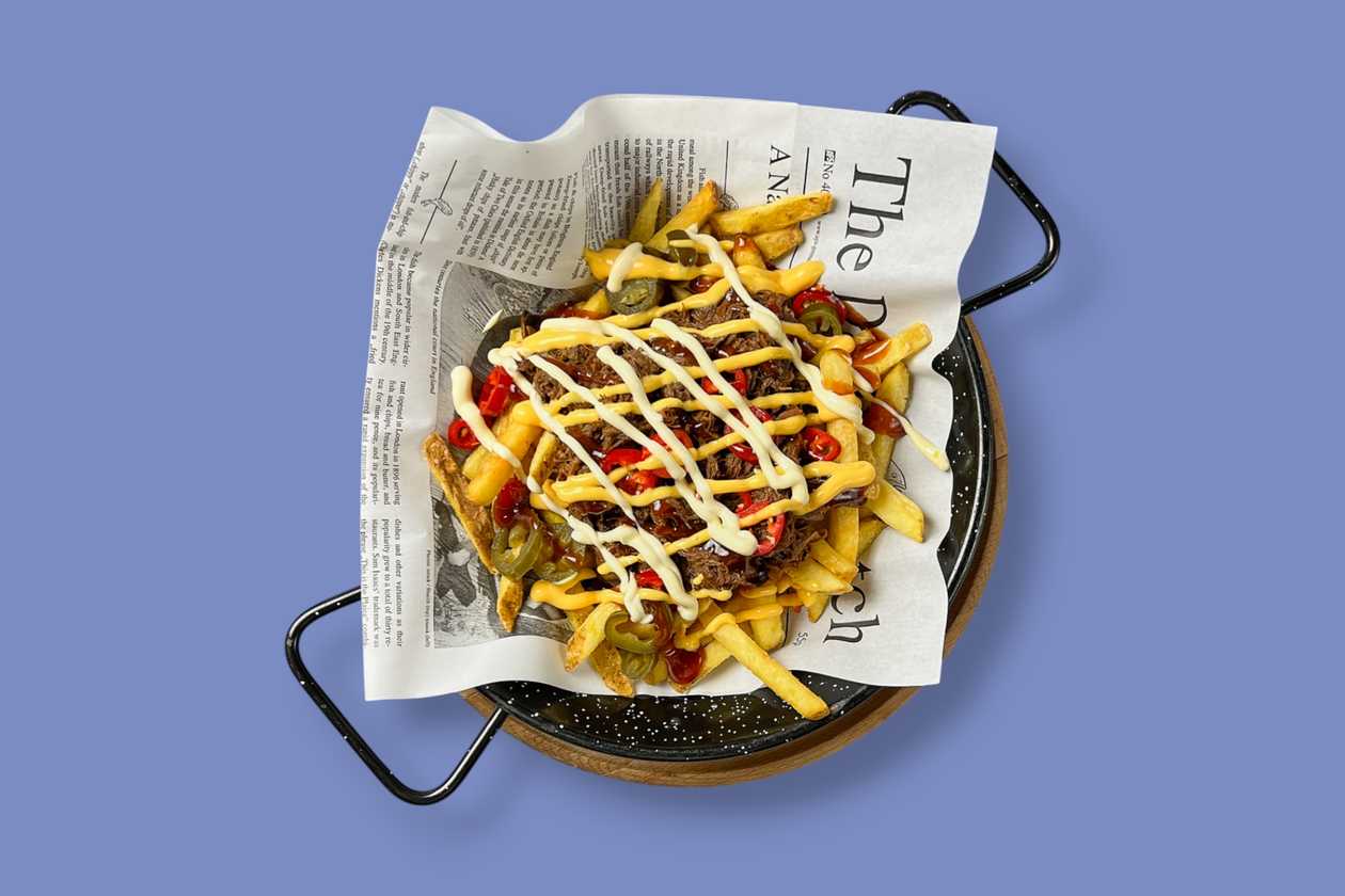 Trhaná vepřová krkovice s hranolkami (čedar, jalapeňo papričky, BBQ omáčka, majonéza)