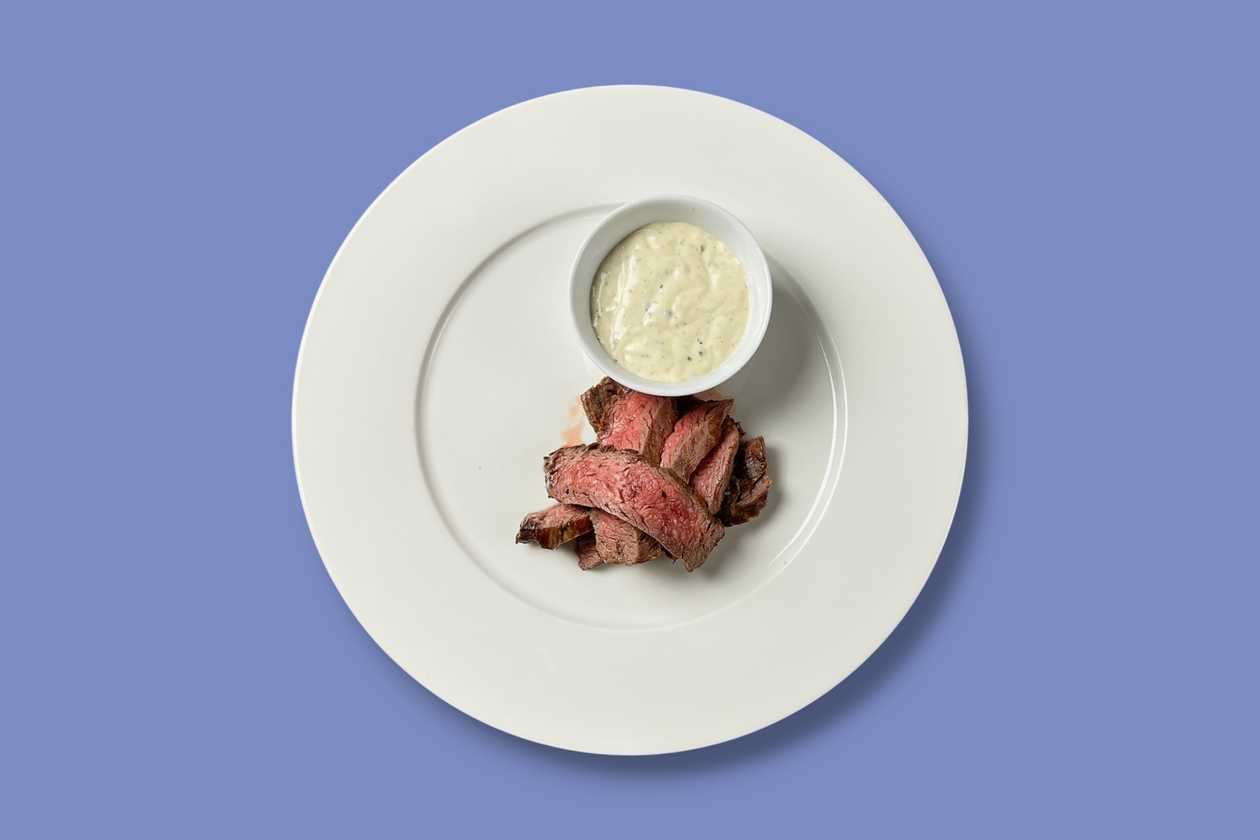 Filírovaný hovězí flank steak se smetanovou omáčkou se zeleným pepřem