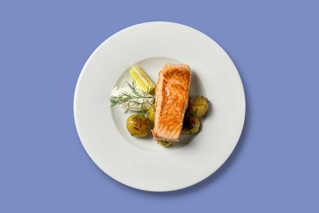 Grilovaný filet lososa na citrónovém pepři, brambory Grenaille s rozmarýnem a créme fresh