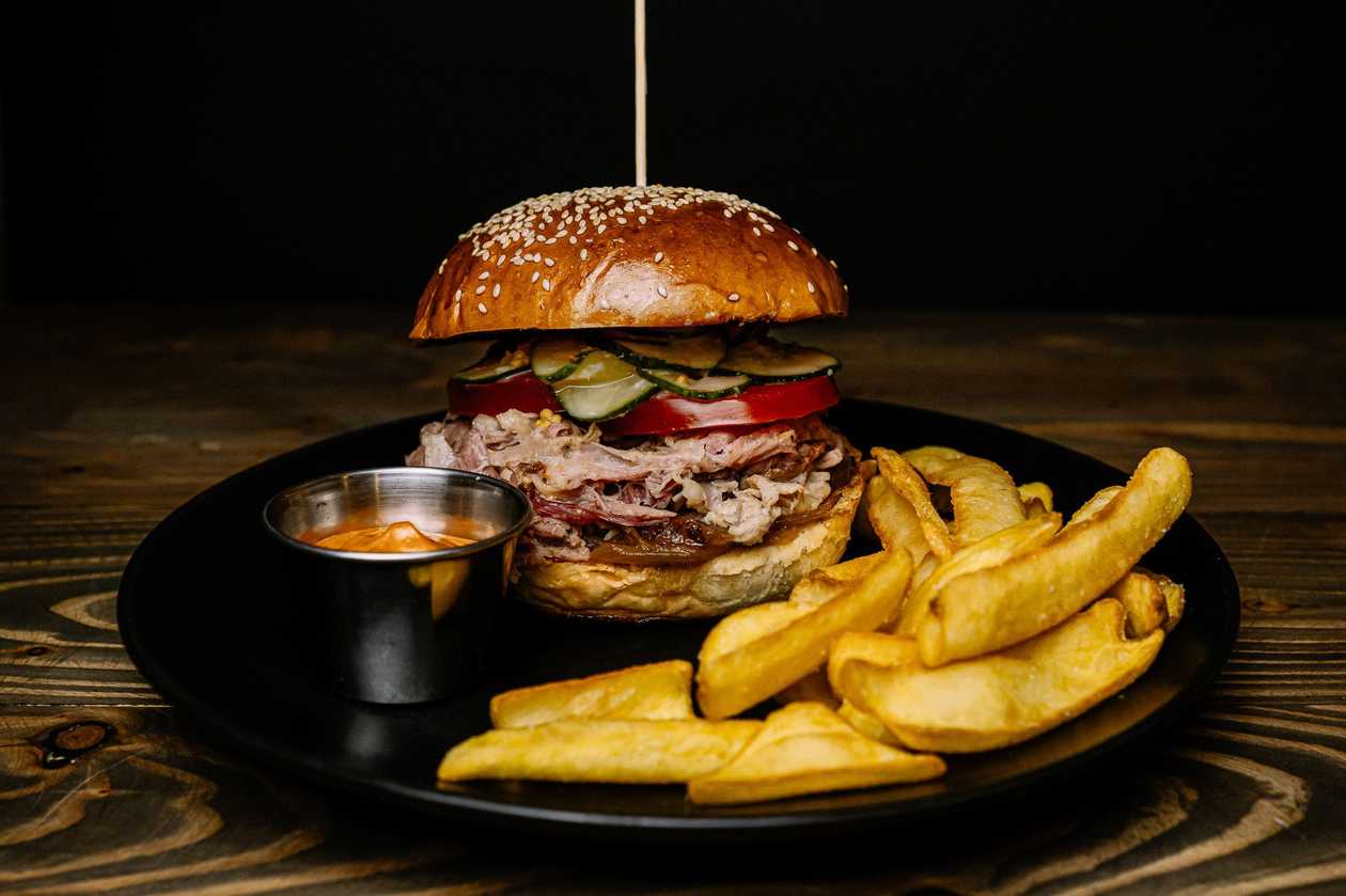 Pulled pork burger with potato dip