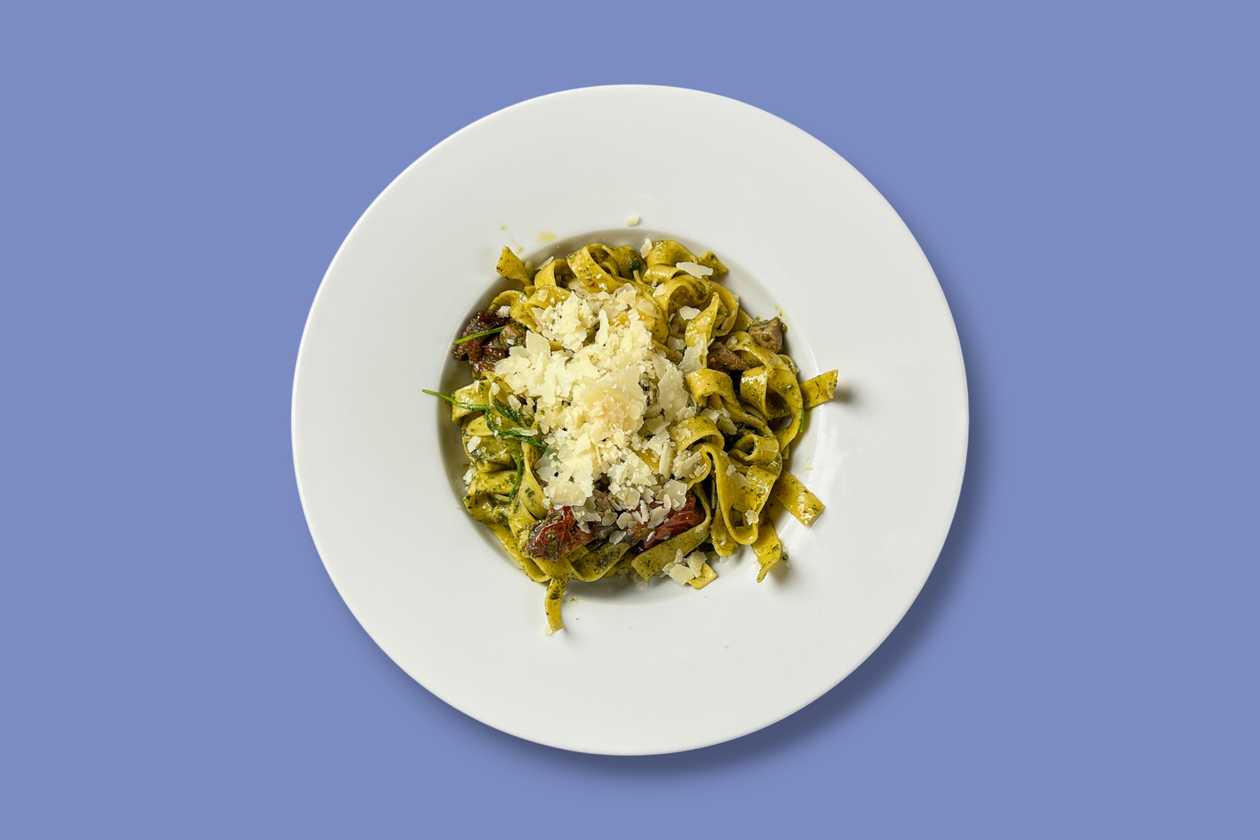 Tagliatelle s hovězí svíčkovou, sušenými rajčaty, cherry rajčátky, česnekem a parmazánem