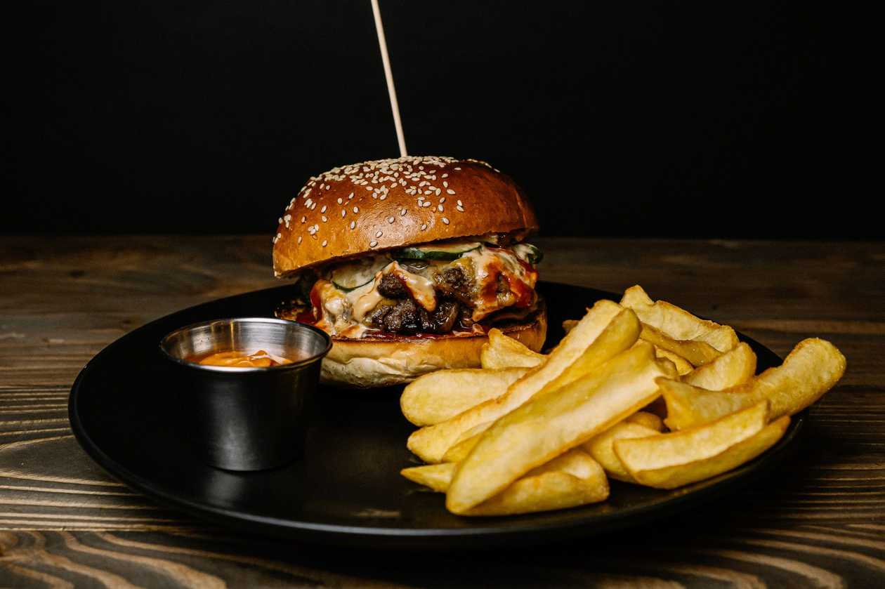 Beef burger with potato dip
