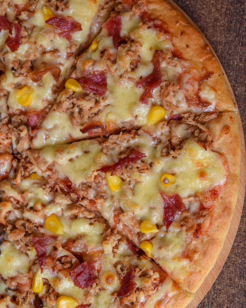 Small Chicken Deluxe Pizza