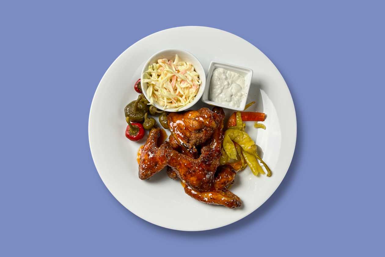 Kuřecí křidélka marinovaná ve sladké chilli omáčce s dipem z modrého sýra a salátem Coleslaw