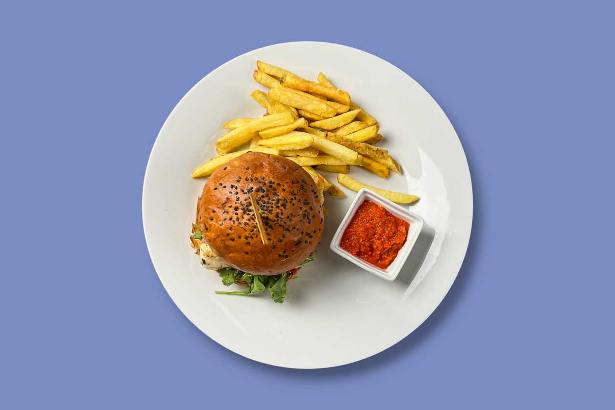 Halloumi burger se zeleninovým ajvarem, smažené hranolky