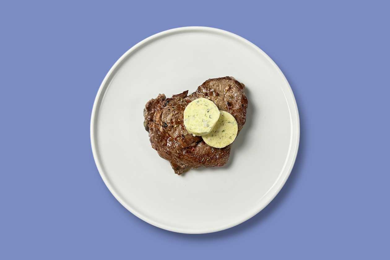 Grilovaný telecí RIB-EYE steak s bylinkovým máslem