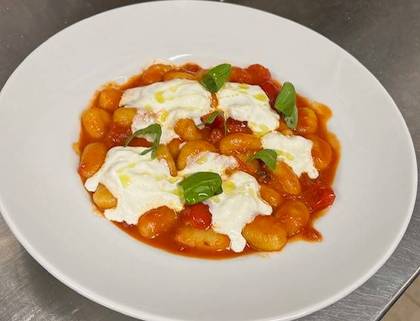 Gnocchi con pomodoro e straciatella