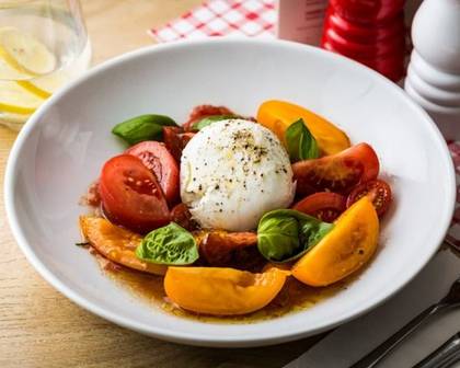 Mozzarella Di Buffala DOP ze świeżymi pomidorami
