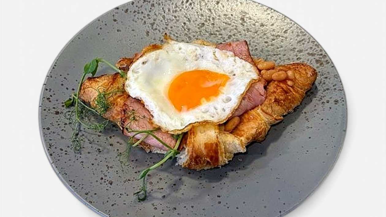 English Breakfast Croissant