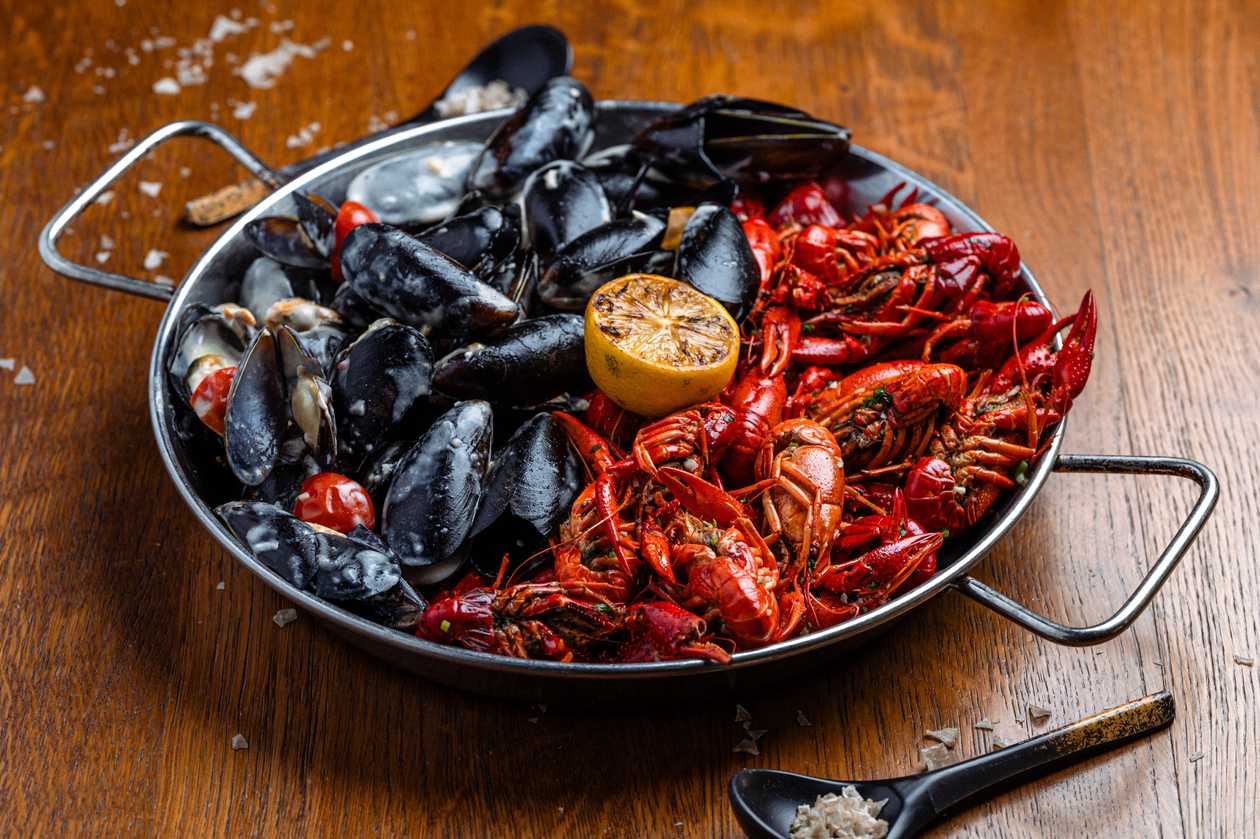 Platou cu raci si scoici