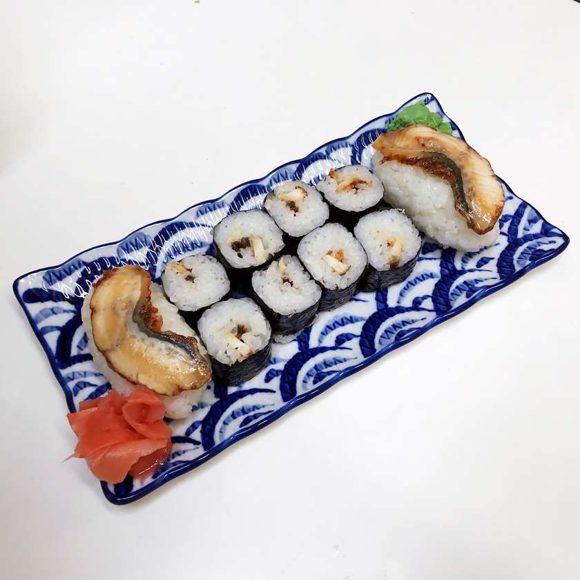 8 ks maki úhoř, 2 ks nigiri úhoř