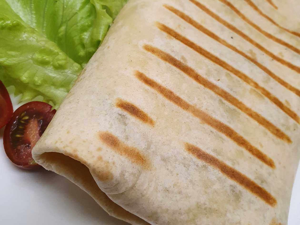 M.M.N. Wrap z polędwiczkami z kurczaka i sosem sezamowy