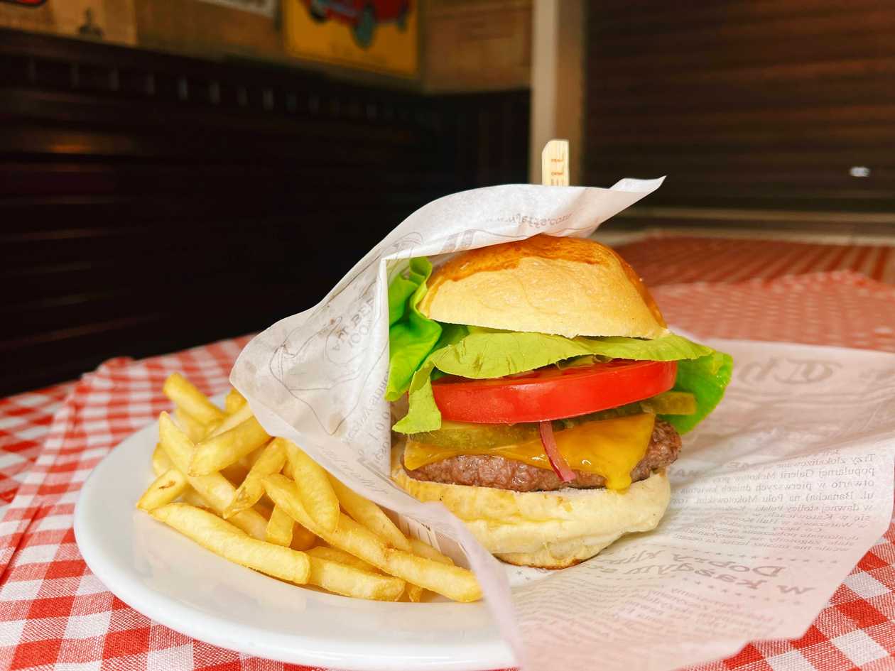 Cheeseburger z frytkami