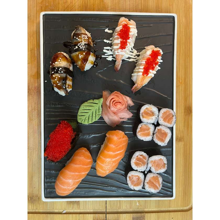 Sushi set 2:6 ks maki losos, 2 ks losos nigiri, 2 ks krevety nigiri, 2 ks úhoř nigiri, 1 ks kaviár