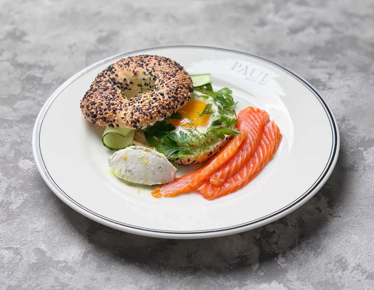 Morning Bagel with Salmon and Egg