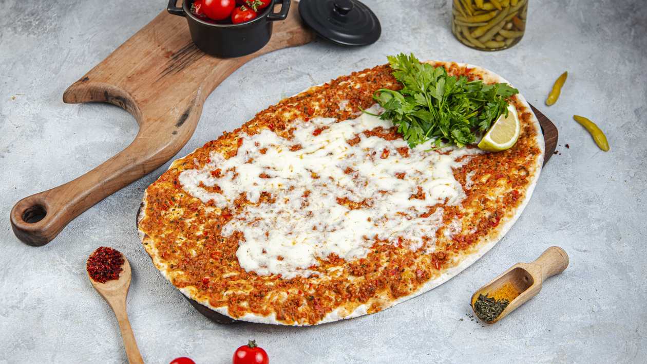 Lahmacun with cheese