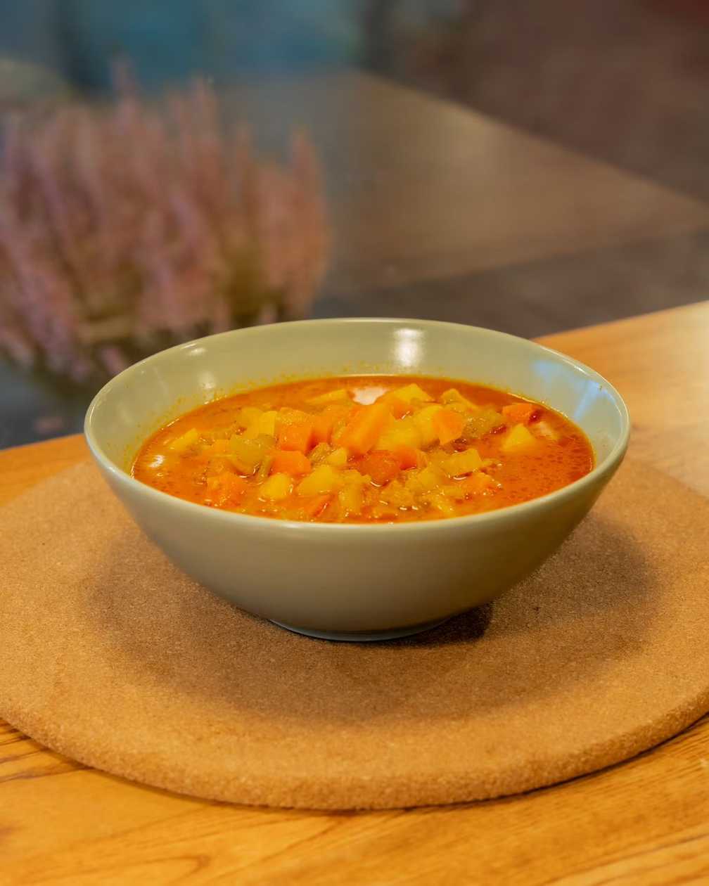 Läätse-köögiviljasupp + õunamahl + šokolaaditort