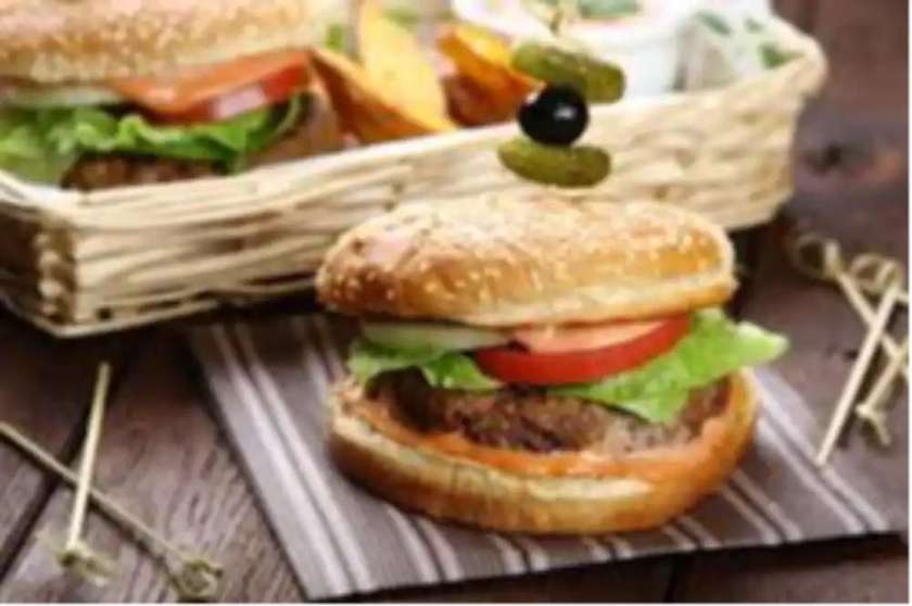 BURGER Z BOCZNIAKIEM
