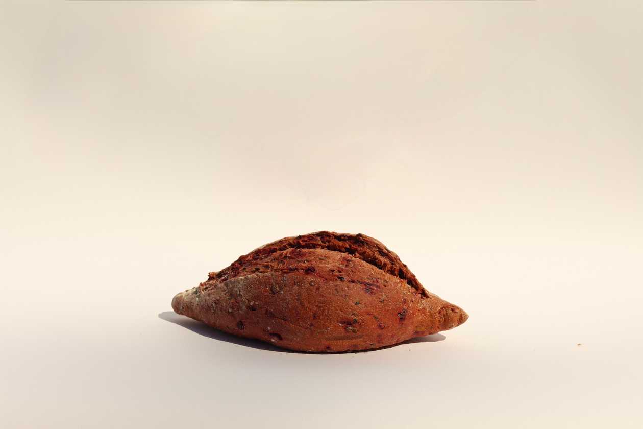 Bread with sprouted rye and beetroot