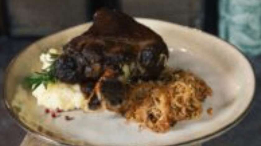 Golonka (luzowana) z puree chrzanowym i kapustą kiszoną zasmażoną