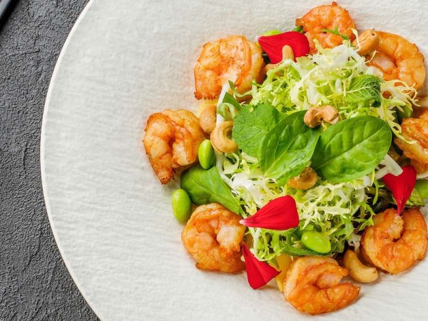 ЗЕЛЕНИЙ САЛАТ З КРЕВЕТКАМИ ТА КУНЖУТНИМ СОУСОМ (300г)