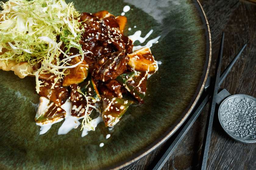 ЯЛОВИЧИНА WOK З МОНГОЛЬСЬКИМ СОУСОМ (370г)