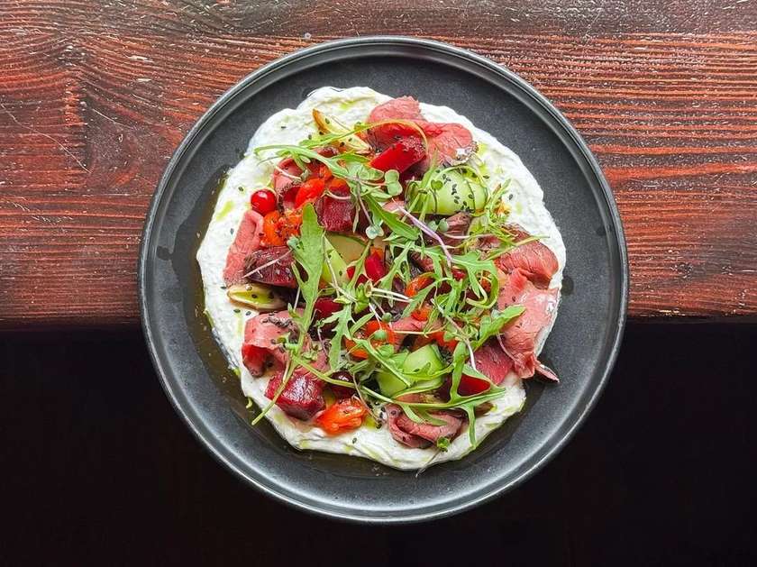 САЛАТ З РОСТБІФОМ, КРЕМ-СИРОМ ТА ЗАПЕЧЕНИМ БУРЯКОМ