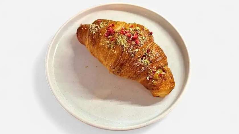 Croissant pistacja malina