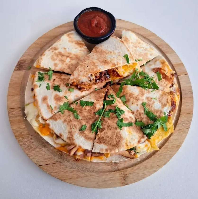 QUESADILLA NACHOS BBQ.
