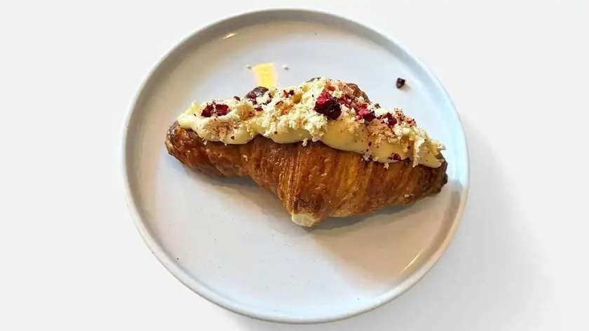 Croissant chałwowo wiśniowy