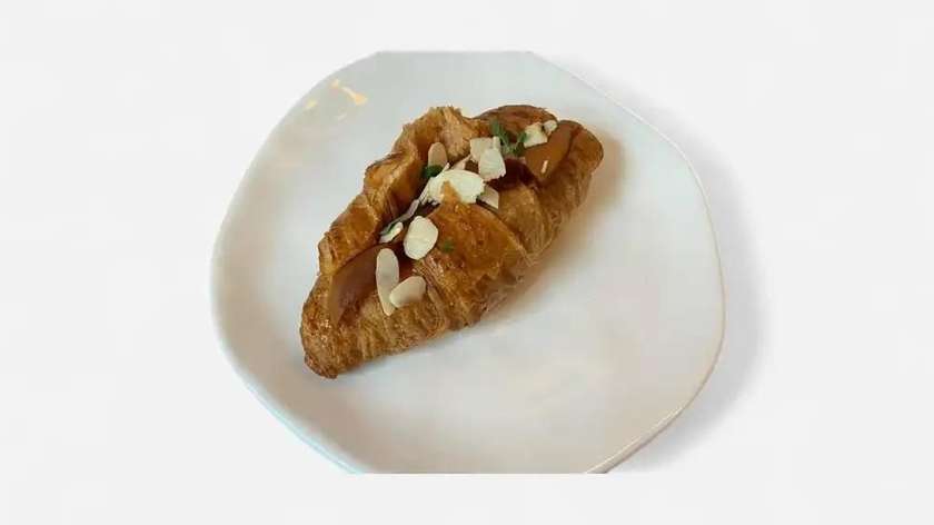 Croissant morela biała czekolada
