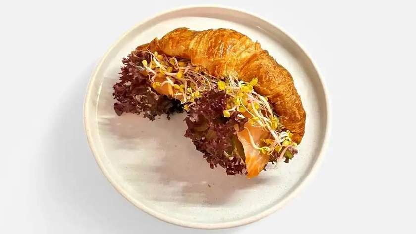 Croissant z łososiem i serkiem