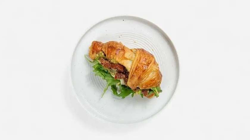 Croissant z mozzarellą i pesto