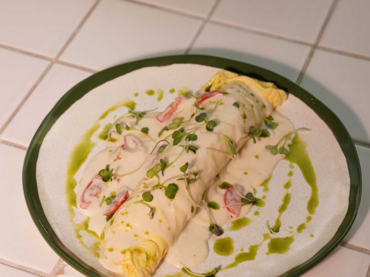 Creamy Omelet with Spinach and Blue Cheese Sauce