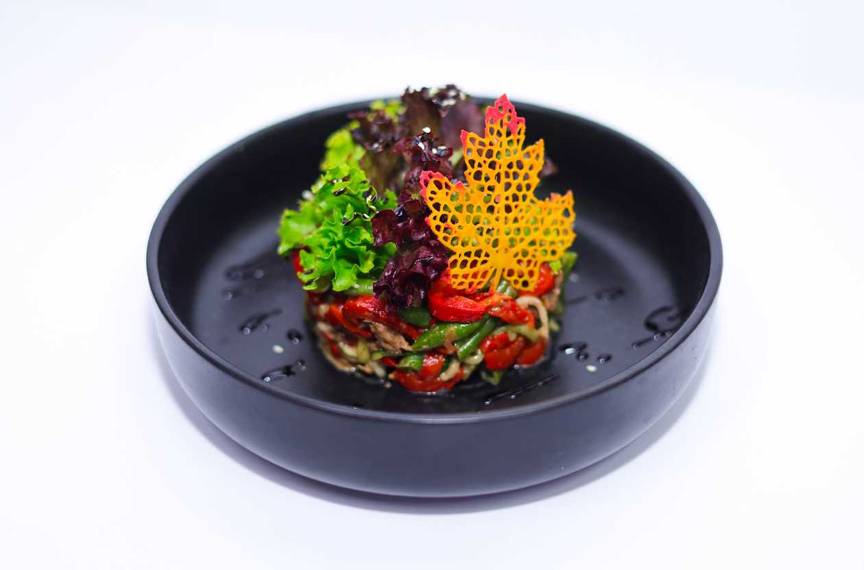 Salad with veal and baked bell pepper