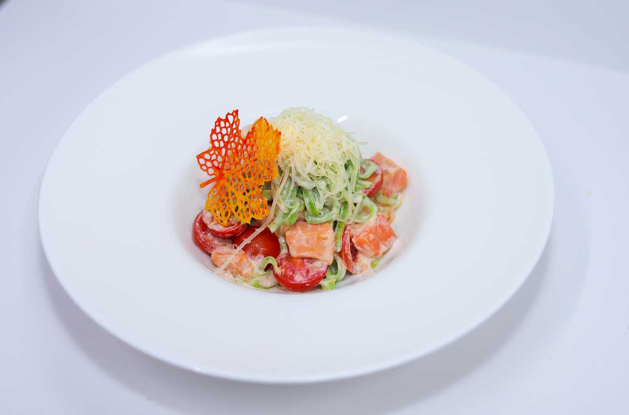 Spinach pasta with salmon