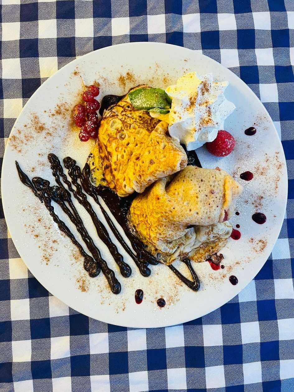 Palacinky s horúcim ovocím plnené nutelou a džemom (1,3,7)