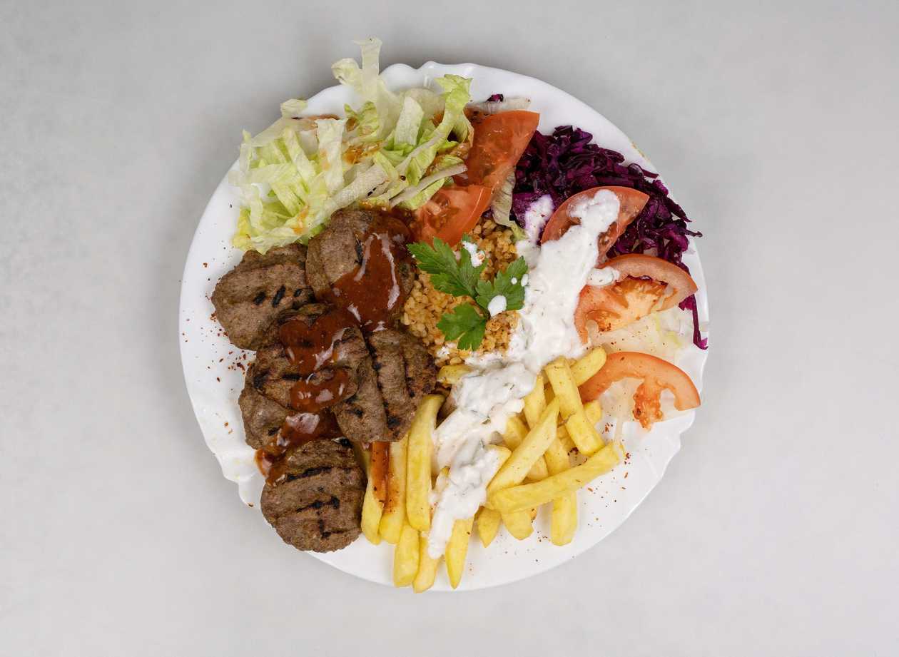 Maxi Istanbul Dish(maso +salad,oliva , jalapenos ,balkan syr and chleba)