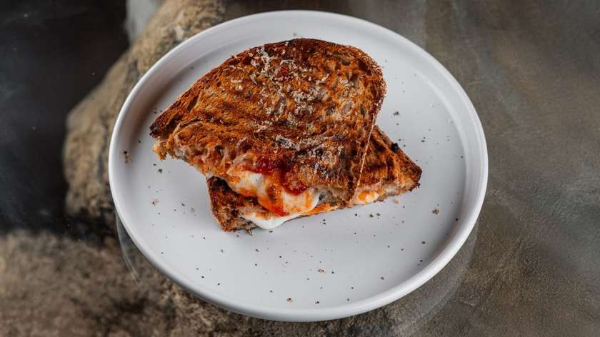 Mozzarella,dombalan göbələyi və pomidor çatnisi ilə tartin