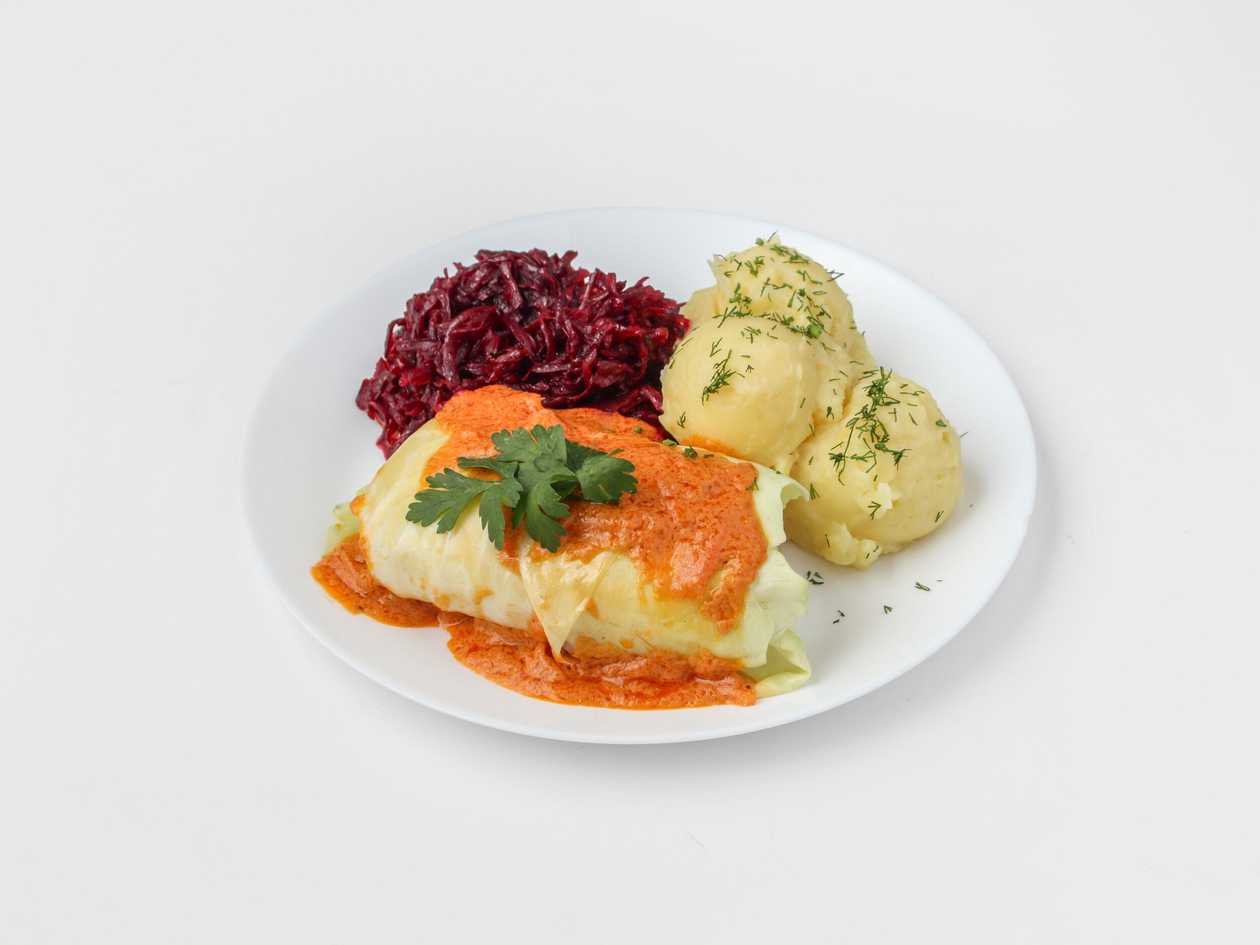 Gołąbek bez zawijania z sosem pomidorowym, ziemniaki, mizeria, rosół