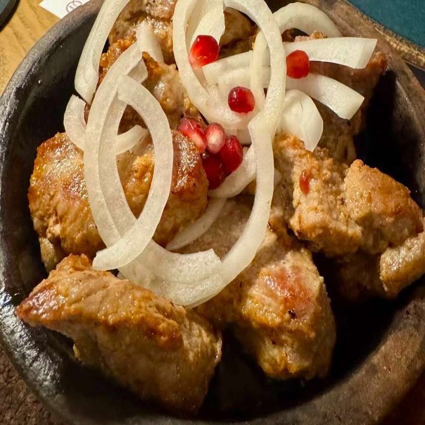 Šašlik z vepřového masa v hliněné nádobě (Pork Shashlik “MTSVADI” in a claypot)
