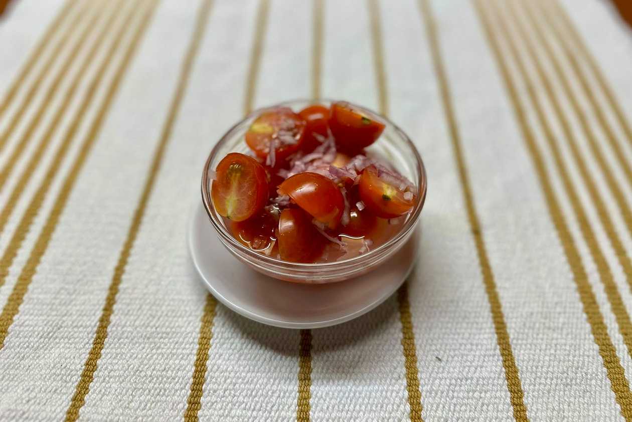 Paradajkový šalát s cibuľkou