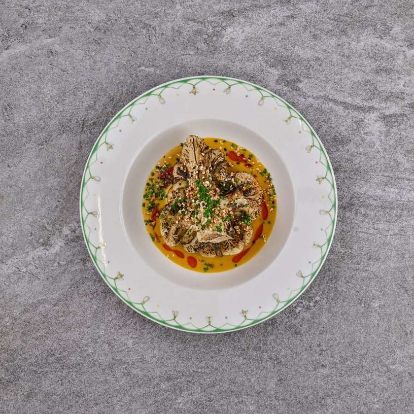Květákový steak s kokosovým kari
