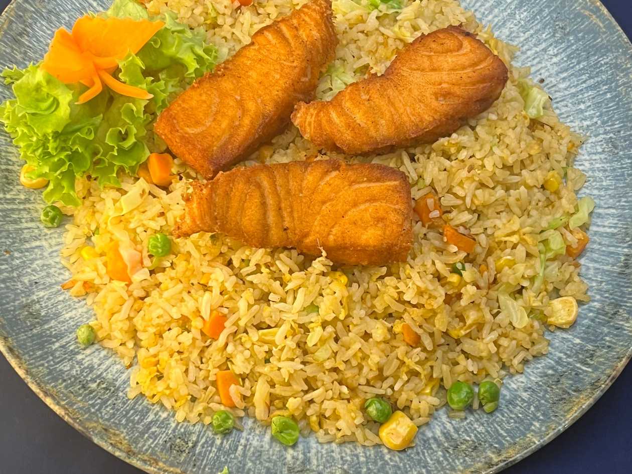 Copy of 36E.Spicy fried curry rice [2,6] with salmon